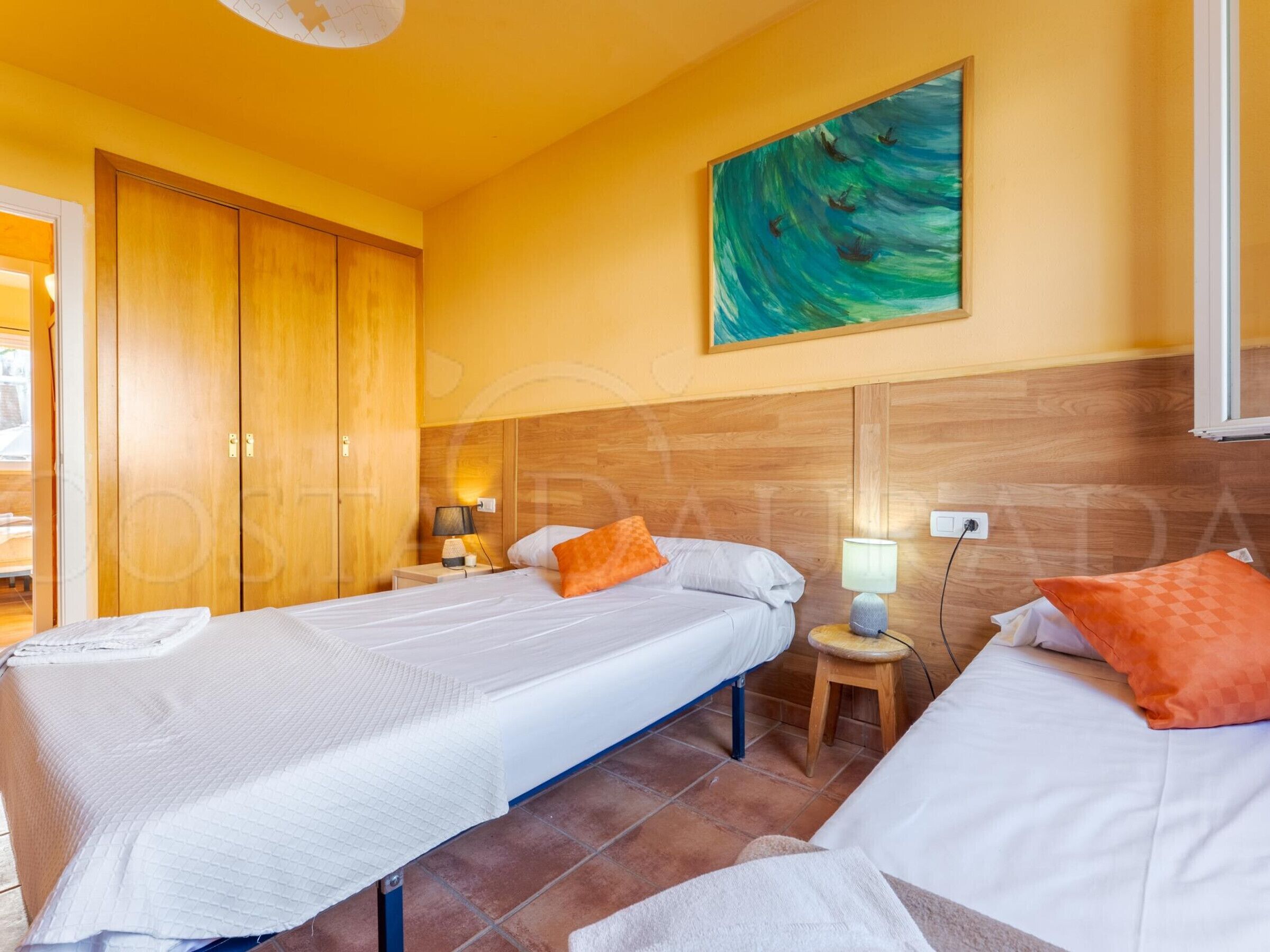 2 bedrooms, bed sheets