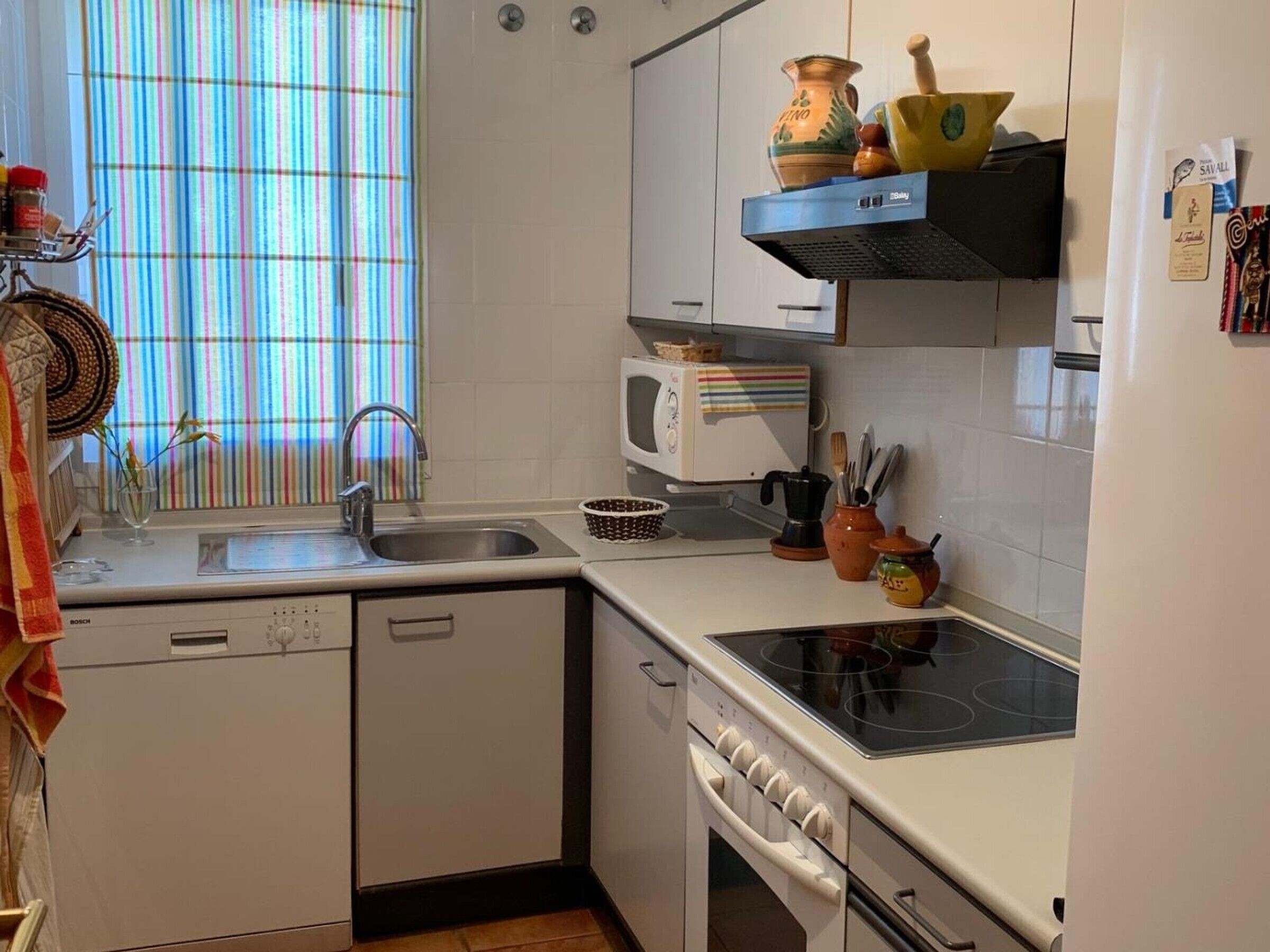 Refrigerador, microondas y cafetera y tetera 