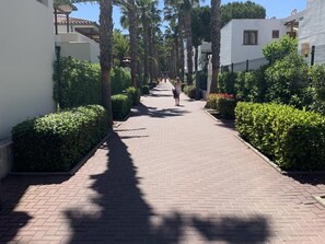 Property grounds - Ground Floor Apartment in Estival Park with Terrace, Pool & Parking Near La Pineda Beach (La Pineda)