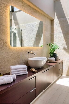 City House, 3 Bedrooms, City View | Bathroom | Shower, free toiletries, hair dryer, towels - Elea Feel Like Home (Iraklio)