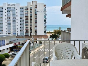 Outdoor dining - Beachside Retreat: 2nd Line, A/C, WiFi, Balcony, Parking, Near Shops, Sleeps 6 (Roses)