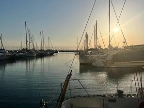 Marina - Beachside Retreat: 2nd Line, A/C, WiFi, Balcony, Parking, Near Shops, Sleeps 6 (Roses)