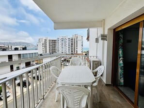 Outdoor dining - Beachside Retreat: 2nd Line, A/C, WiFi, Balcony, Parking, Near Shops, Sleeps 6 (Roses)