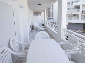 Outdoor dining - Royal 108: Appartement à Salou, à 500m de Levante avec Piscine, Climatisation et Wifi (Salou)
