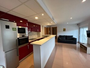Fridge, microwave, oven, coffee/tea maker - Royal 108: Appartement à Salou, à 500m de Levante avec Piscine, Climatisation et Wifi (Salou)