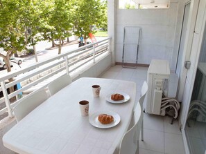 Outdoor dining - Royal Apartments: Modern Stay with Pool, Terrace & A/C, 500m from Levante Beach, Near Port Aventura (Salou)