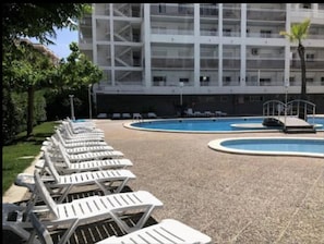 Pool - Royal Apartments: Modern Stay with Pool, Terrace & A/C, 500m from Levante Beach, Near Port Aventura (Salou)