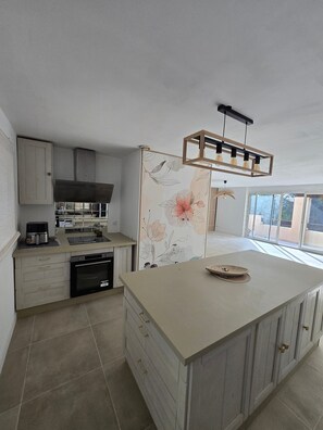 Fridge, microwave, oven, stovetop - Villa 'House 20' with Shared Pool, Wi-Fi and Air Conditioning (Auriol)