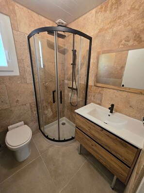 Shower, towels - Villa 'House 20' with Shared Pool, Wi-Fi and Air Conditioning (Auriol)