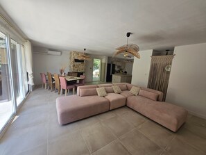 TV, fireplace - Villa 'House 20' with Shared Pool, Wi-Fi and Air Conditioning (Auriol)