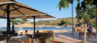 Getaway 400m from the beach with shared pool in L'Escala