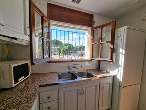 Fridge, microwave, oven, dishwasher - Getaway 400m from the beach with shared pool in L'Escala (L'Escala)