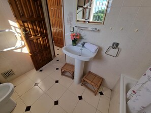 Bathroom - Getaway 400m from the beach with shared pool in L'Escala (L'Escala)