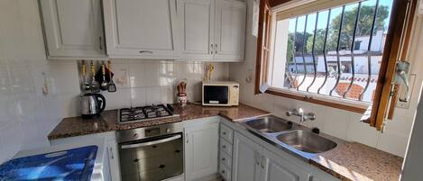 Jääkaappi, mikroaaltouuni, uuni, astianpesukone