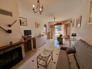TV - Getaway 400m from the beach with shared pool in L'Escala (L'Escala)