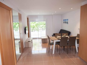 Dining - 2-Bed Apartment Near Levante Beach with Pool, AC, and WiFi - Close to Port Aventura (Salou)