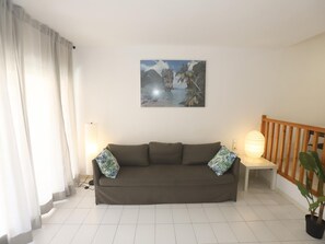 TV - Cozy Apartment in Salou, 300m from Levante Beach, with A/C and Private Parking (Salou)