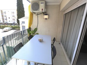 Outdoor dining - Cozy Apartment in Salou, 300m from Levante Beach, with A/C and Private Parking (Salou)