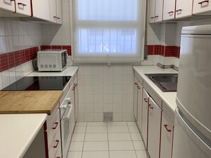 Fridge, microwave, oven, coffee/tea maker - Cozy Apartment in Salou, 300m from Levante Beach, with A/C and Private Parking (Salou)