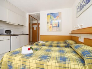 Bed sheets - Cozy Studio with Terrace, Pools, AC, Near Beach, Sleeps 4 (Salou)