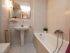 Towels - Cozy Studio with Terrace, Pools, AC, Near Beach, Sleeps 4 (Salou)