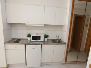 Fridge, microwave, coffee/tea maker - Cozy Studio with Terrace, Pools, AC, Near Beach, Sleeps 4 (Salou)