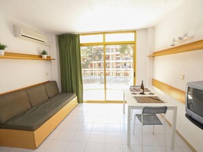 TV - Cozy Studio with Terrace, Pools, AC, Near Beach, Sleeps 4 (Salou)