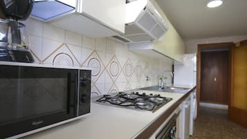 Kjøleskap, mikrobølgeovn, ovn og kaffetrakter/tekoker