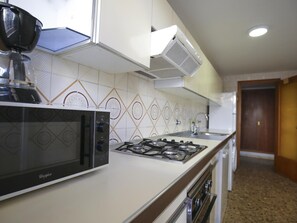 Kühlschrank, Mikrowelle, Ofen, Wasserkocher mit Kaffee-/Teezubehör