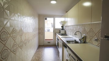 Kühlschrank, Mikrowelle, Ofen, Wasserkocher mit Kaffee-/Teezubehör