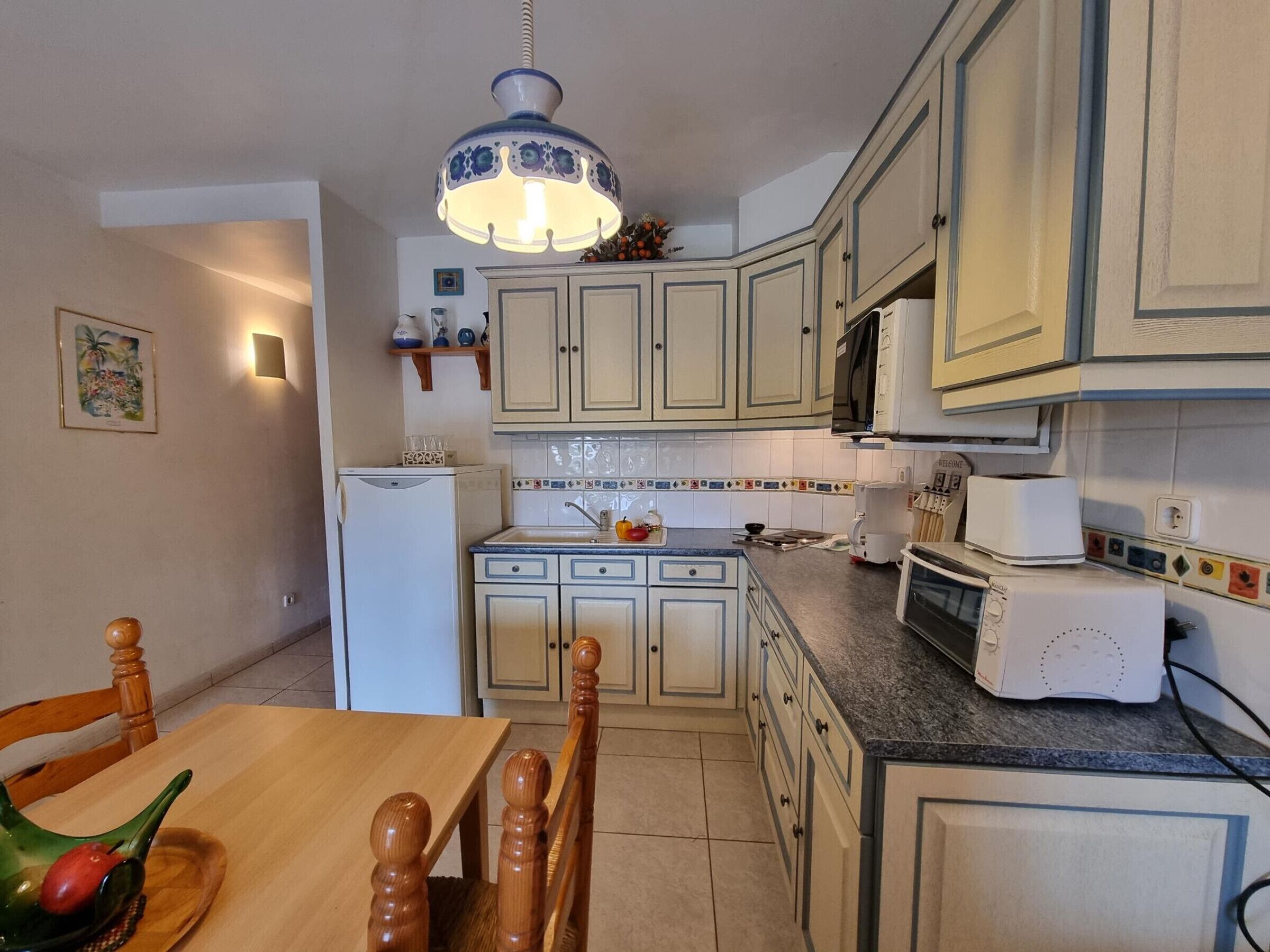 Geladeira, micro-ondas, cafeteira/chaleira, torradeira