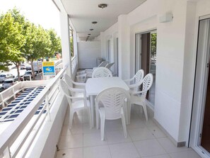 Outdoor dining - Royal Apartments - 2BR, AC, Pool, Near Beach and PortAventura, Salou (Salou)