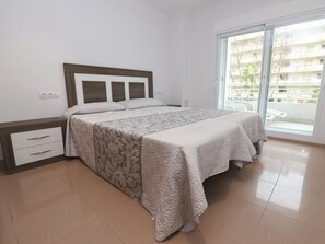 2 bedrooms, free WiFi, bed sheets - Royal Apartments - 2BR, AC, Pool, Near Beach and PortAventura, Salou (Salou)