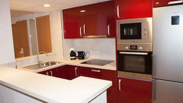 Fridge, microwave, oven, coffee/tea maker