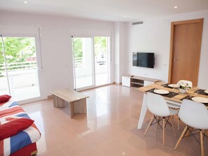 Dining - Royal Apartments - 2BR, AC, Pool, Near Beach and PortAventura, Salou (Salou)