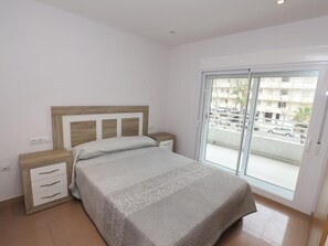 2 bedrooms, free WiFi, bed sheets - Royal Apartments - 2BR, AC, Pool, Near Beach and PortAventura, Salou (Salou)