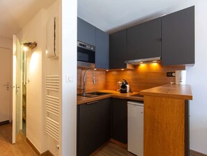 Réfrigérateur, micro-ondes, plaque de cuisson, cafetière/bouilloire
