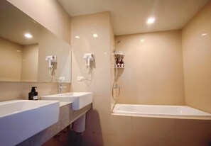 Shower, jetted bath, hair dryer, bidet - Luxurious 3BR Ocean-view, Nearby Okada,MOA,Solaire with Free Parking (Parañaque)