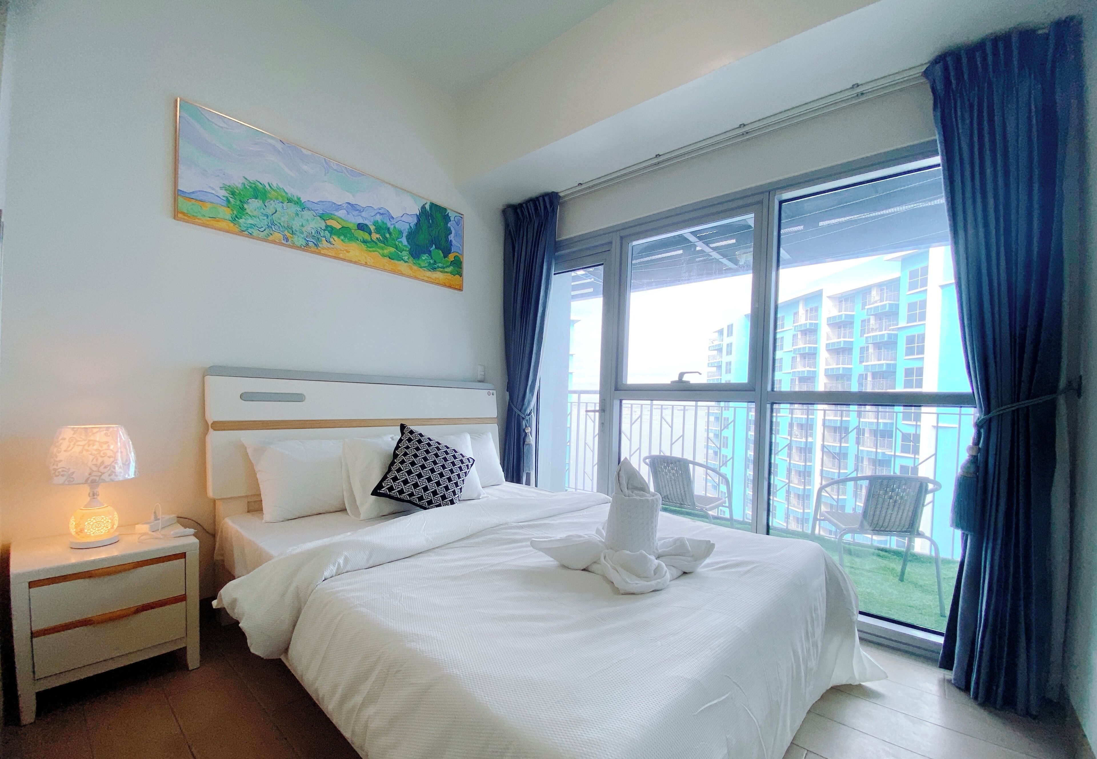 Iron/ironing board, WiFi, bed sheets