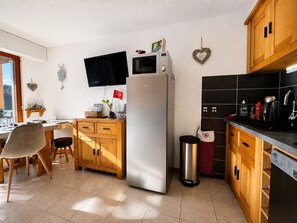Wasserkocher mit Kaffee-/Teezubehör, Kühlschrank, Mikrowelle, Herdplatte