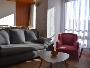 TV - Bright 3-Room Apt with Garage, Pyrenees (Font-Romeu-Odeillo-Via)