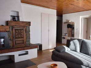TV - Bright 3-Room Apt with Garage, Pyrenees (Font-Romeu-Odeillo-Via)