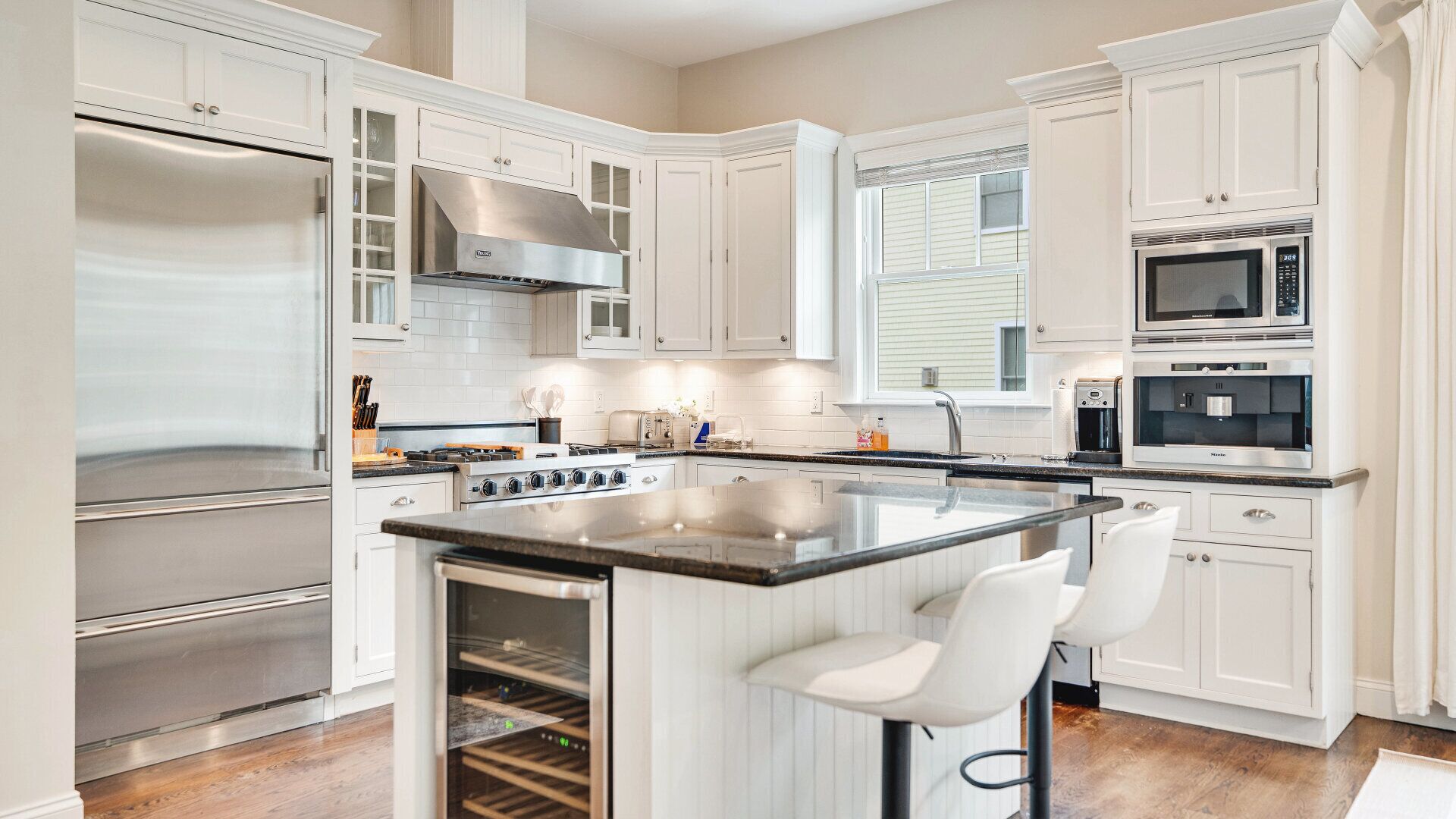 Microondas, horno, parrilla de estufa y cafetera y tetera 