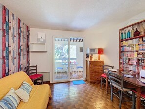 TV - Studio in Saint-Cyr-sur-Mer with terrace and private parking (Saint-Cyr-sur-Mer)