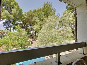 Property grounds - Studio in Saint-Cyr-sur-Mer with terrace and private parking (Saint-Cyr-sur-Mer)