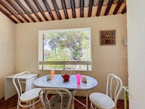 Dining - Studio in Saint-Cyr-sur-Mer with terrace and private parking (Saint-Cyr-sur-Mer)