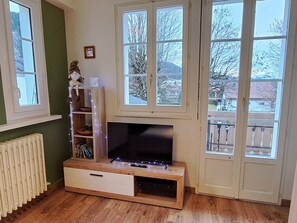 TV - Central apartment with large south-facing terrace for 4 people (Arâches-la-Frasse)