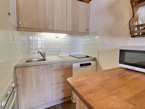 Fridge, microwave, stovetop, dishwasher - Charming 2-Room Apartment on the Slopes in Méribel (Méribel)