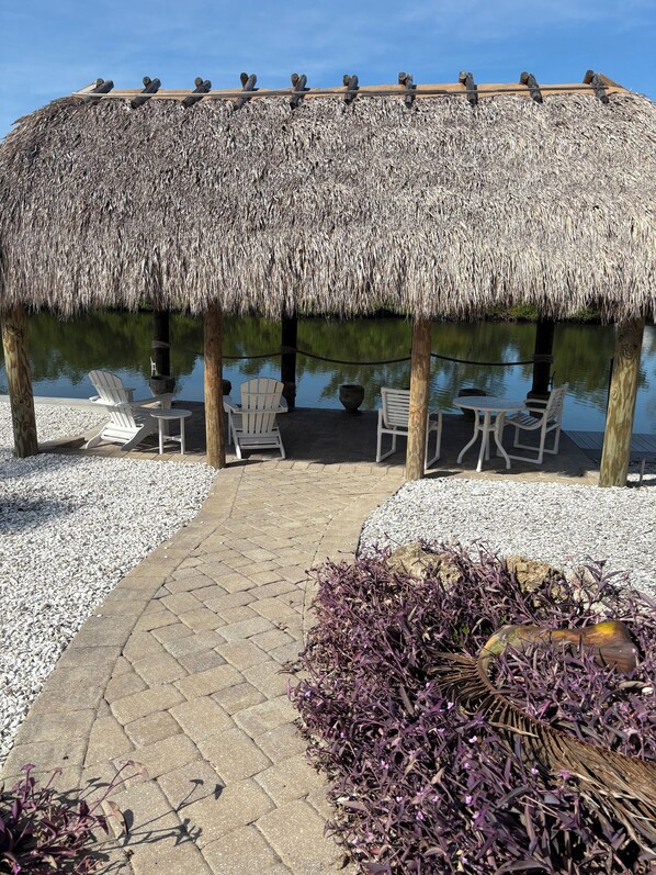 Terrace/patio - Tropical Tiki and Fishing Retreat (Saint James City)