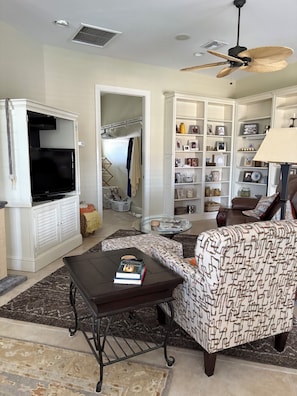 Smart TV, books - Tropical Tiki and Fishing Retreat (Saint James City)